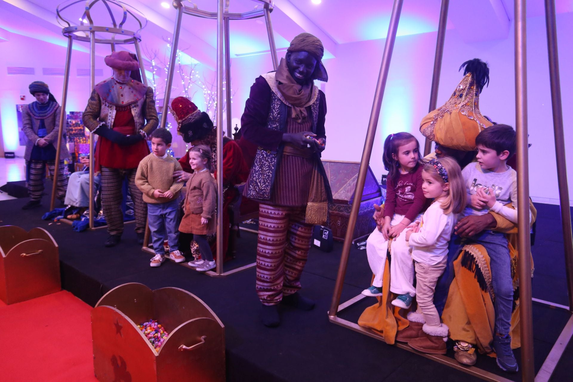 Cartas en mano y con una ilusión desbordante: así ha sido la recepción de los Reyes Magos a los niños de Oviedo