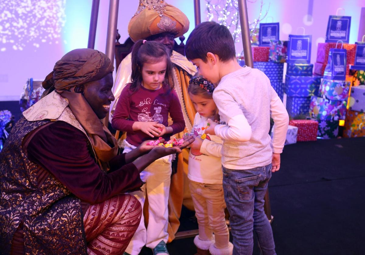 Cartas en mano y con una ilusión desbordante: así ha sido la recepción de los Reyes Magos a los niños de Oviedo
