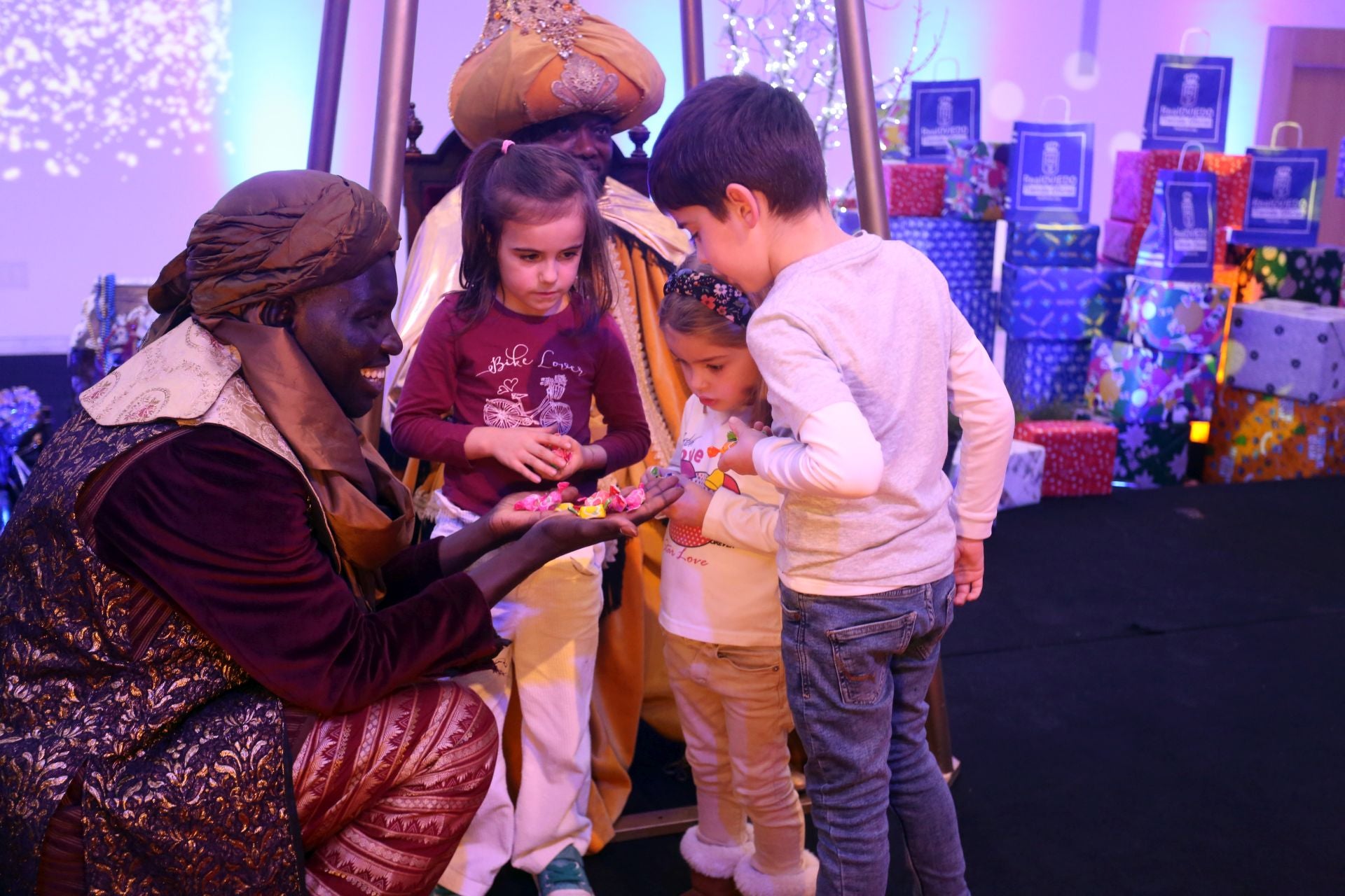 Cartas en mano y con una ilusión desbordante: así ha sido la recepción de los Reyes Magos a los niños de Oviedo