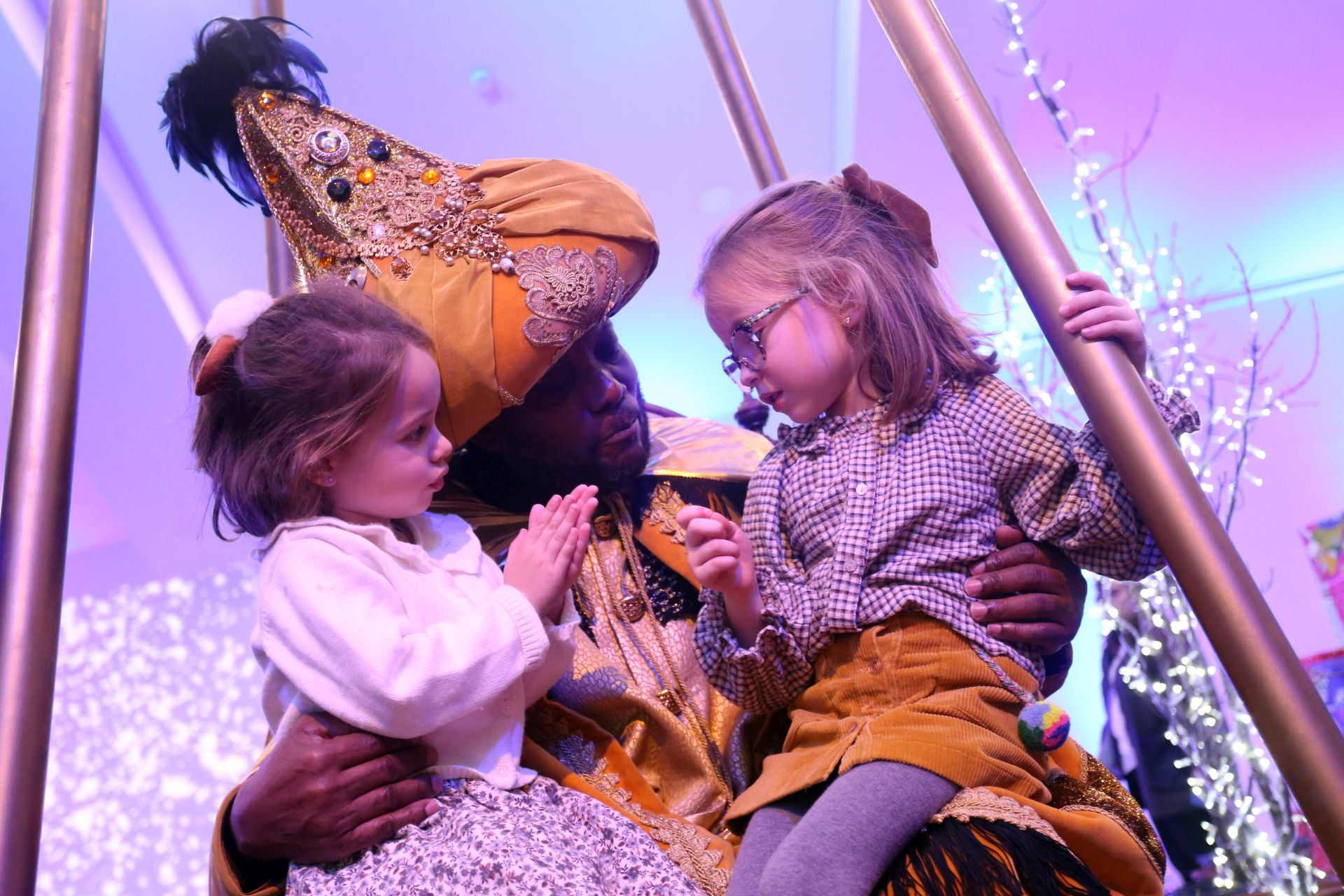 Cartas en mano y con una ilusión desbordante: así ha sido la recepción de los Reyes Magos a los niños de Oviedo