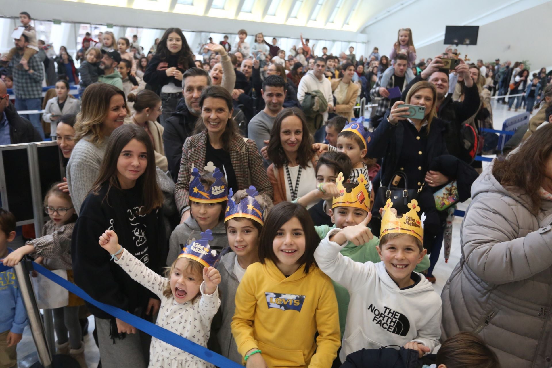 Cartas en mano y con una ilusión desbordante: así ha sido la recepción de los Reyes Magos a los niños de Oviedo
