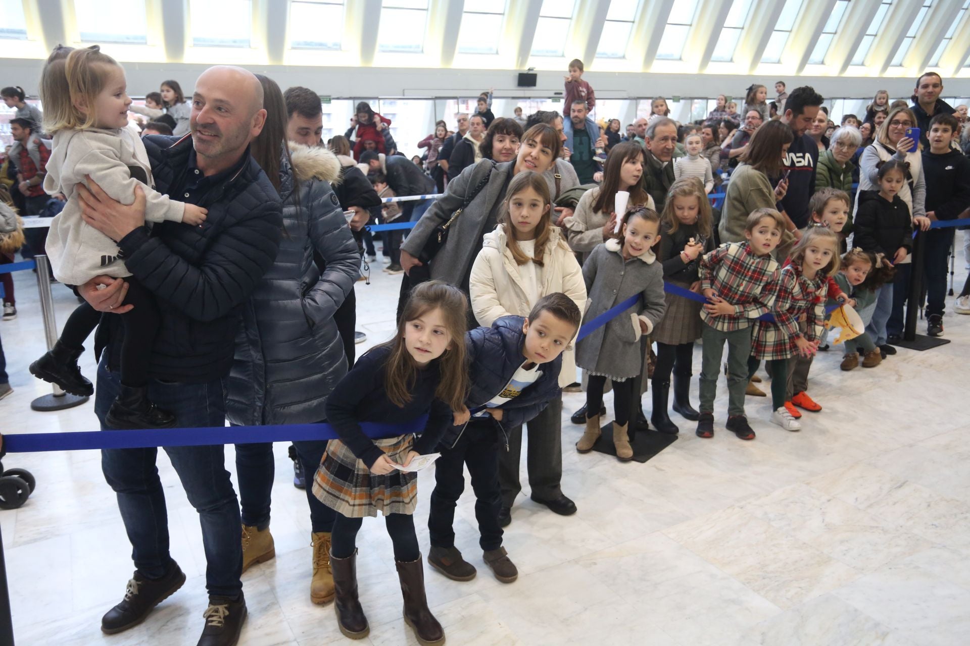 Cartas en mano y con una ilusión desbordante: así ha sido la recepción de los Reyes Magos a los niños de Oviedo