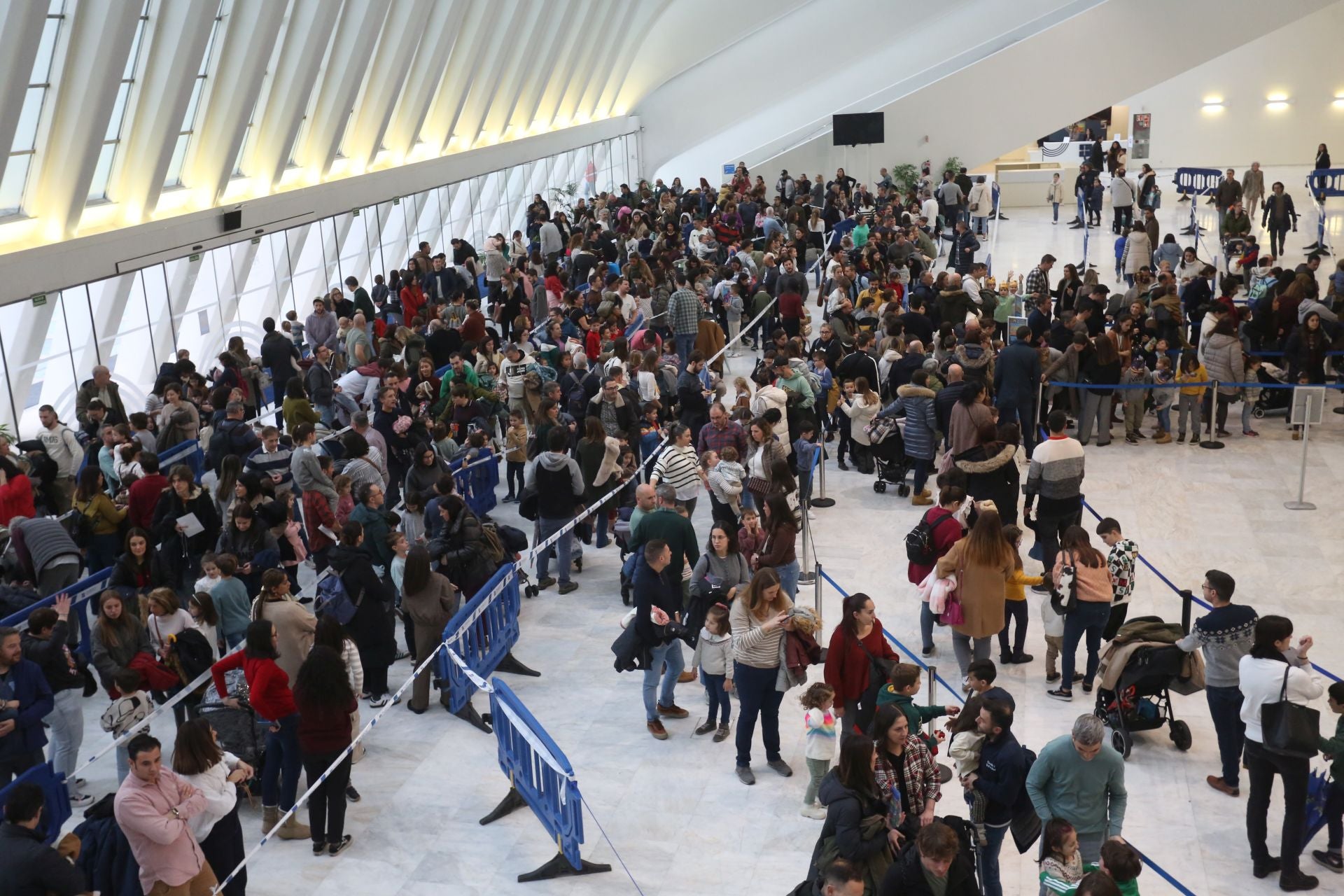 Cartas en mano y con una ilusión desbordante: así ha sido la recepción de los Reyes Magos a los niños de Oviedo