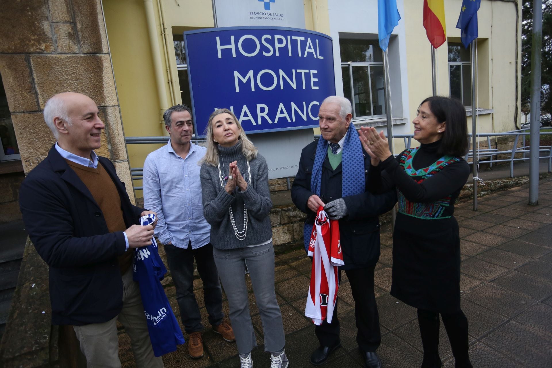 Los veteranos del Sporting y del Real Oviedo visitan a los pacientes del Hospital Monte Naranco