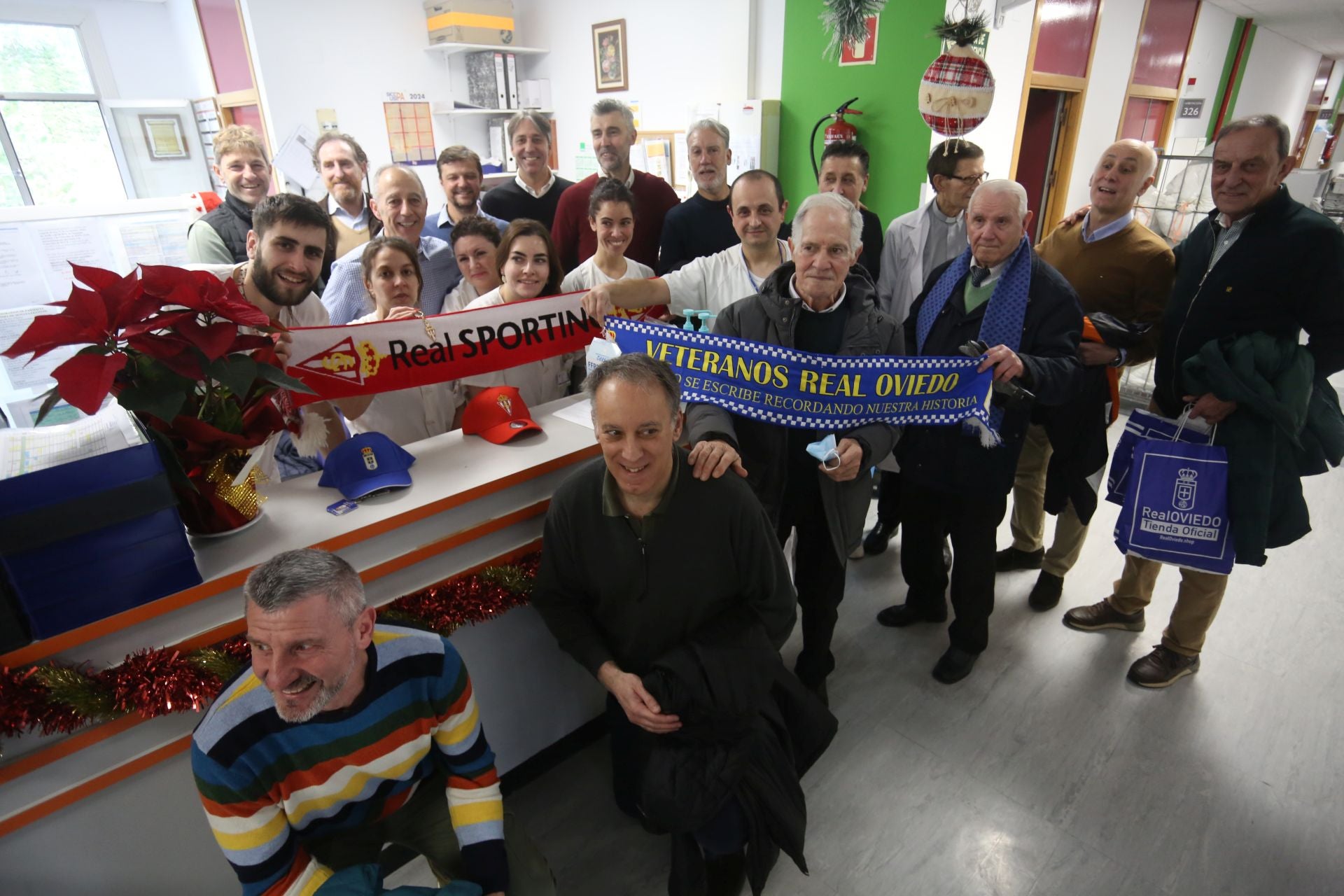 Los veteranos del Sporting y del Real Oviedo visitan a los pacientes del Hospital Monte Naranco