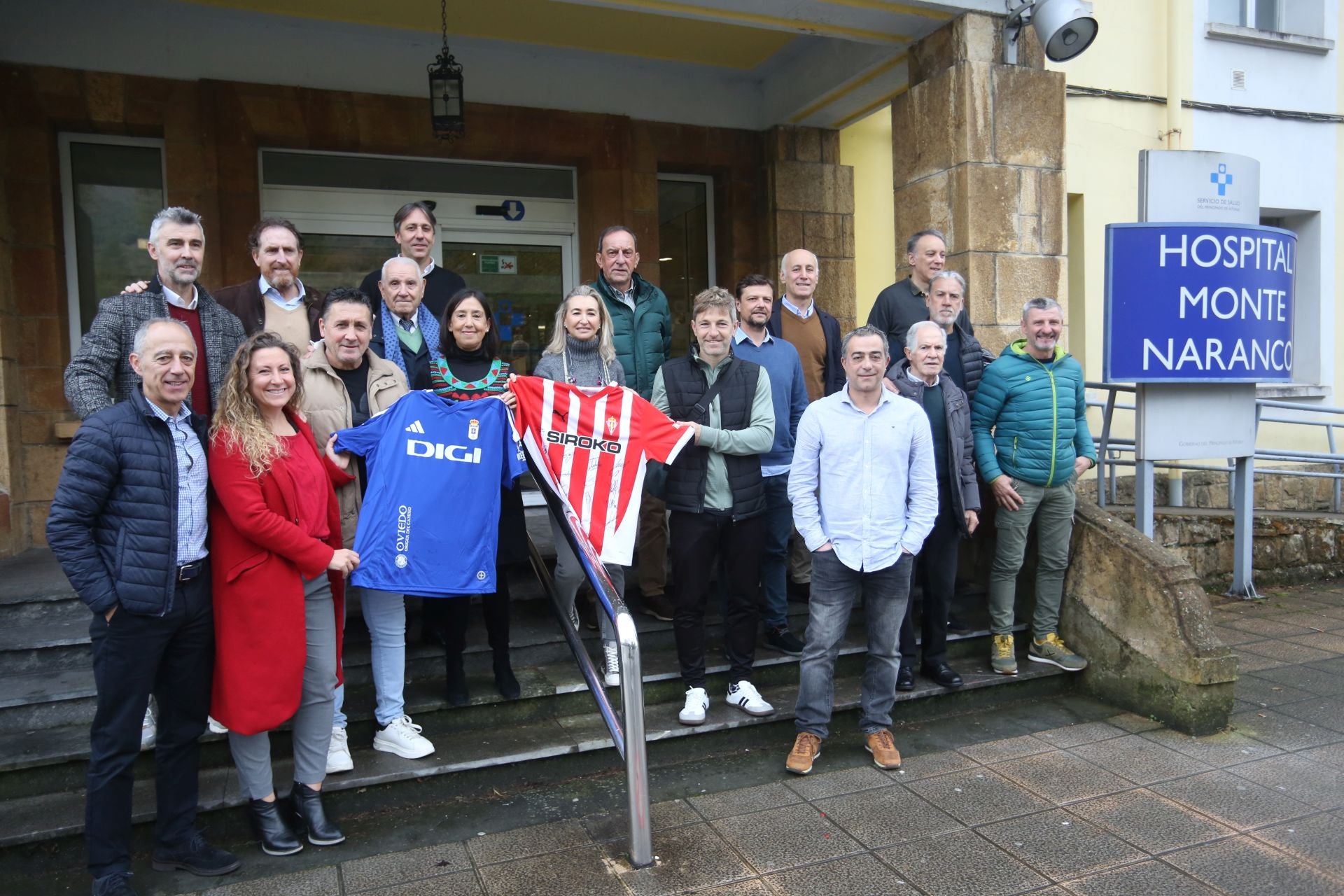 Los veteranos del Sporting y del Real Oviedo visitan a los pacientes del Hospital Monte Naranco