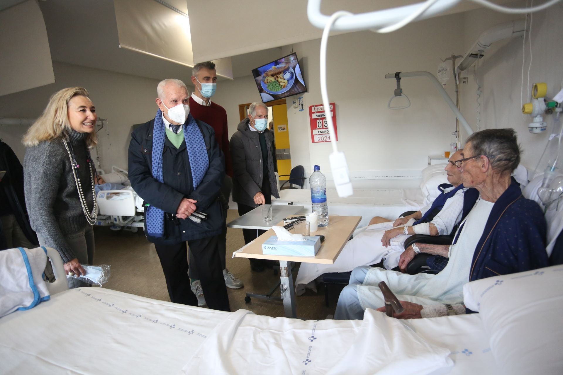 Los veteranos del Sporting y del Real Oviedo visitan a los pacientes del Hospital Monte Naranco