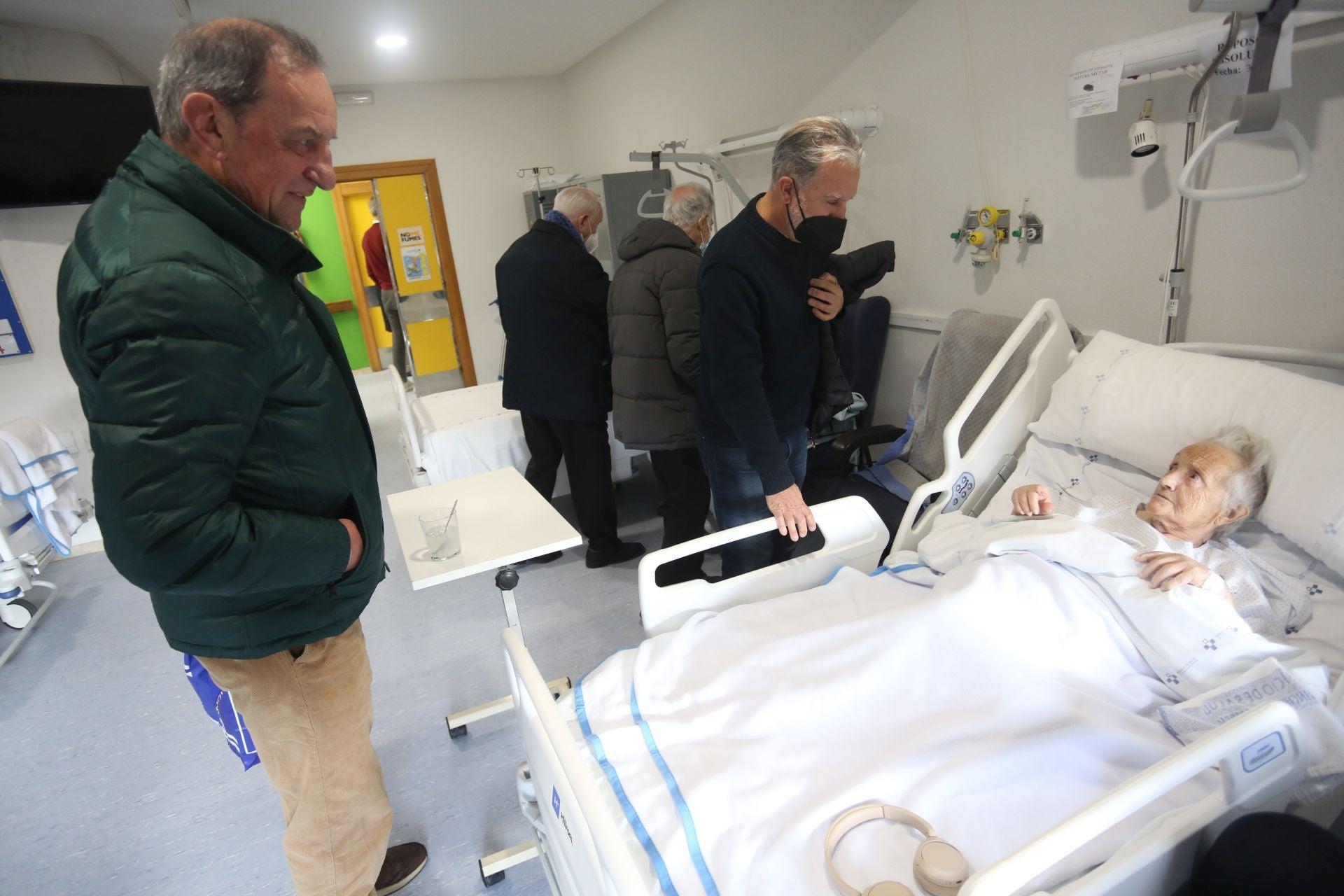 Los veteranos del Sporting y del Real Oviedo visitan a los pacientes del Hospital Monte Naranco