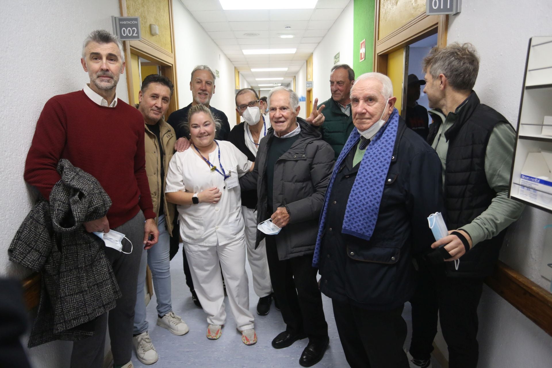 Los veteranos del Sporting y del Real Oviedo visitan a los pacientes del Hospital Monte Naranco