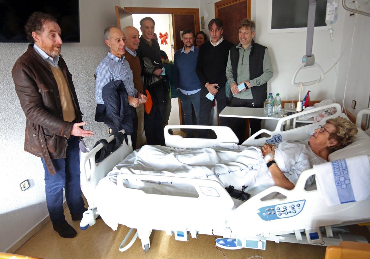 Los veteranos del Sporting y del Real Oviedo visitan a los pacientes del Hospital Monte Naranco