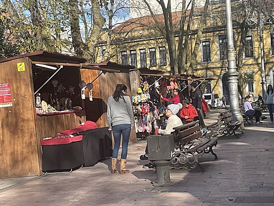 El mercadillo de Langreo, en el que ayer se apuraban las últimas compras.