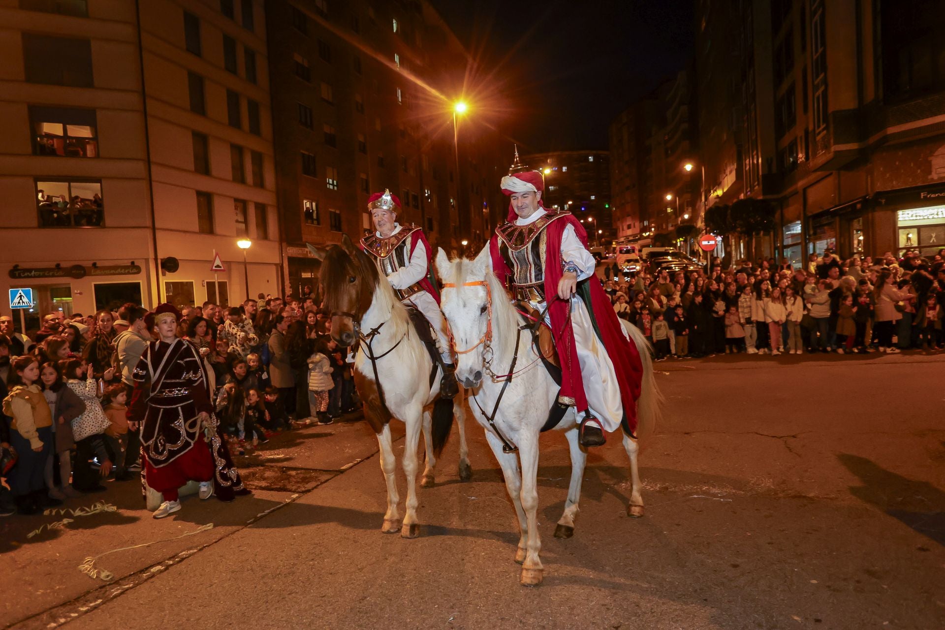 ¡Vivan los Reyes Magos!: Avilés estalla de ilusión en una cabalgata mágica