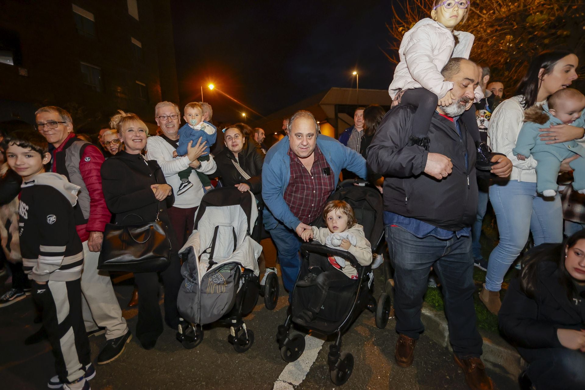¡Vivan los Reyes Magos!: Avilés estalla de ilusión en una cabalgata mágica