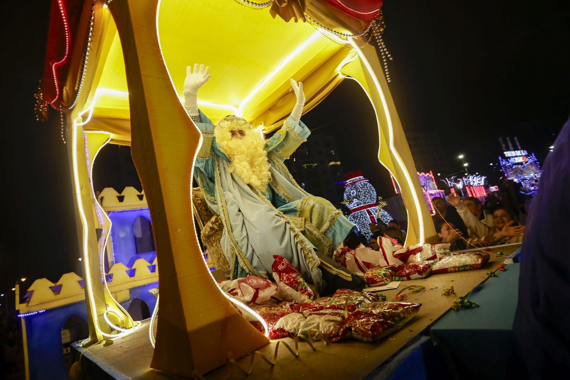 ¡Vivan los Reyes Magos!: Avilés estalla de ilusión en una cabalgata mágica