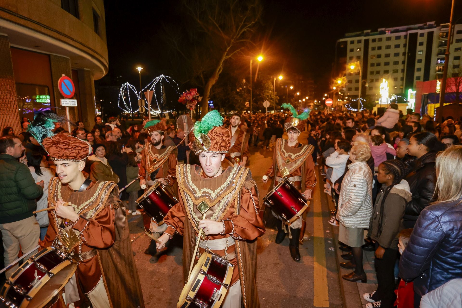 ¡Vivan los Reyes Magos!: Avilés estalla de ilusión en una cabalgata mágica