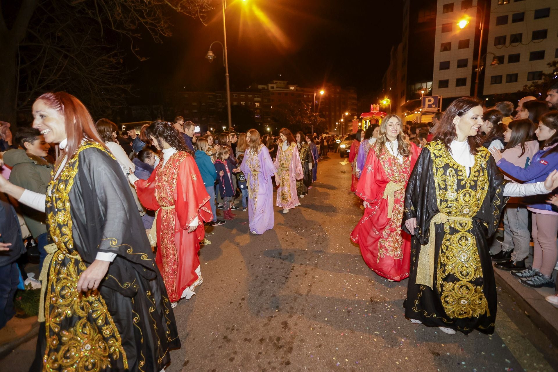 ¡Vivan los Reyes Magos!: Avilés estalla de ilusión en una cabalgata mágica