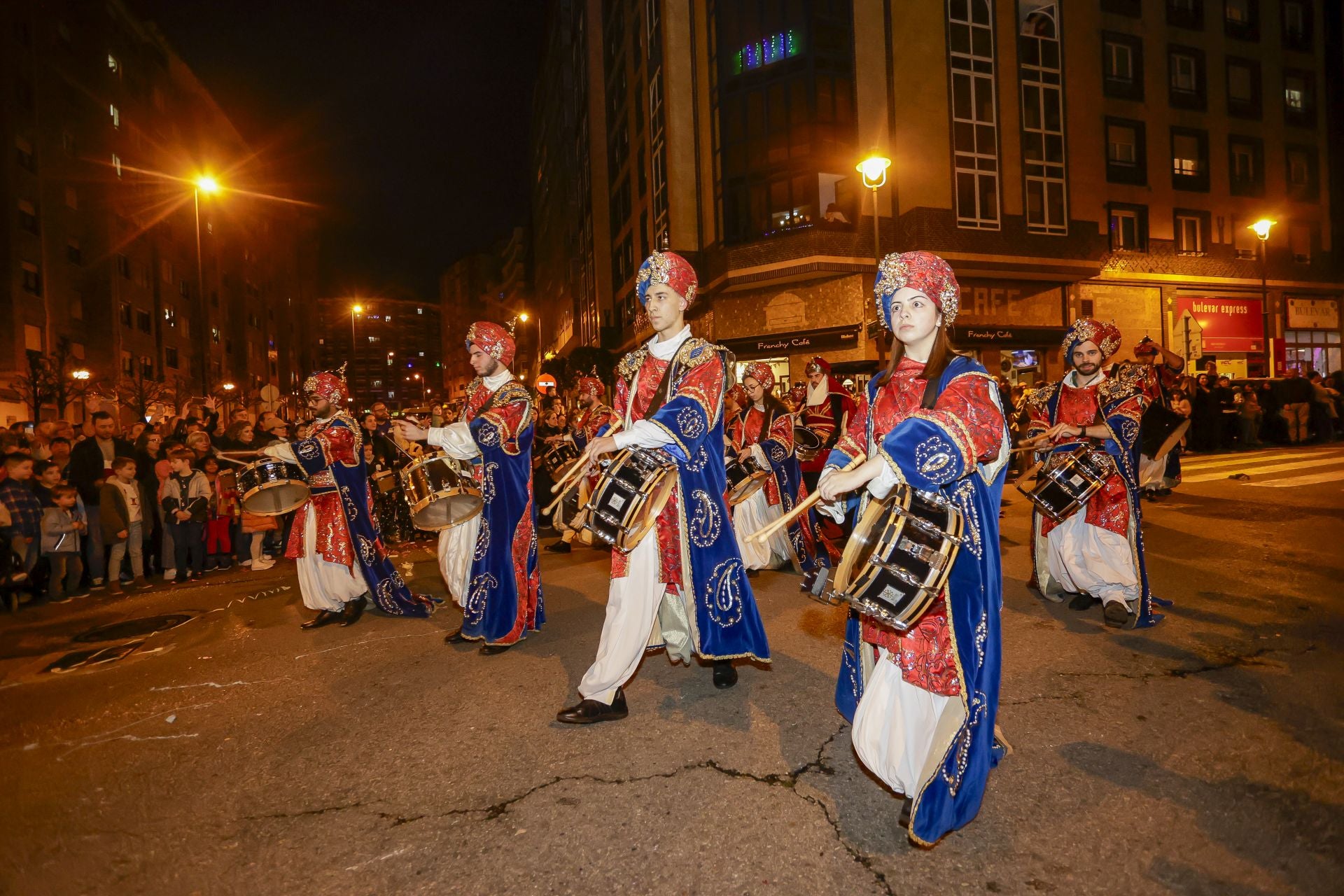 ¡Vivan los Reyes Magos!: Avilés estalla de ilusión en una cabalgata mágica