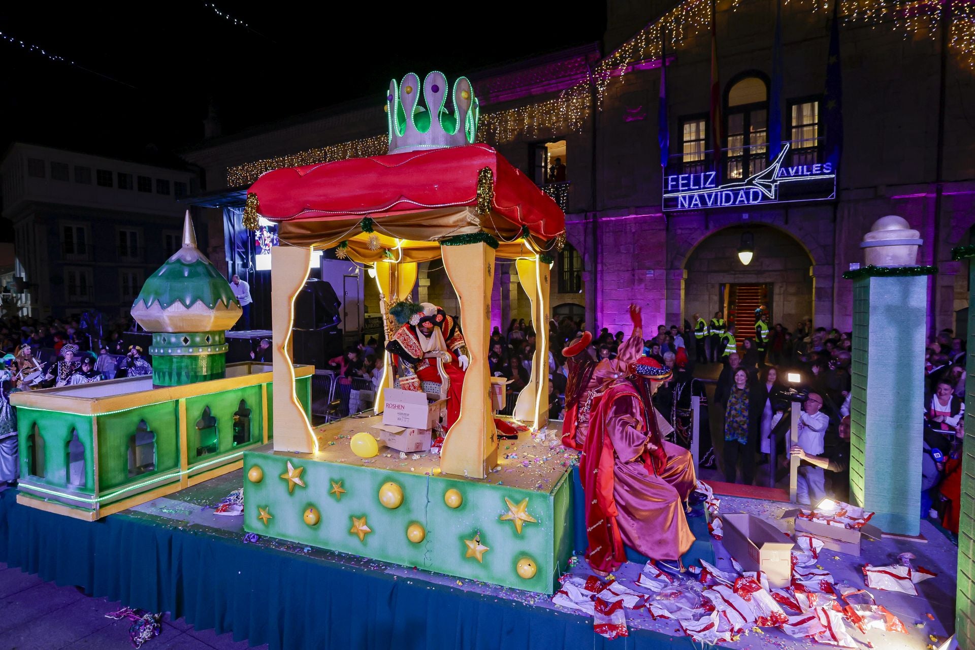 ¡Vivan los Reyes Magos!: Avilés estalla de ilusión en una cabalgata mágica