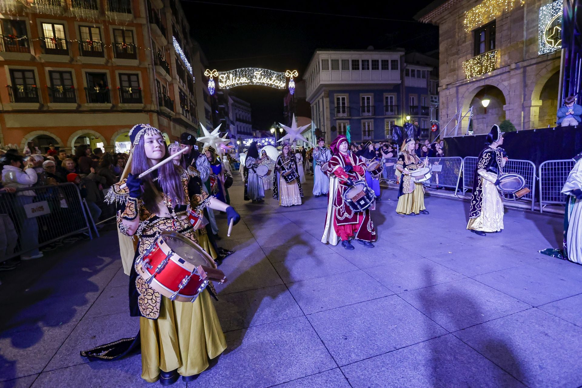 ¡Vivan los Reyes Magos!: Avilés estalla de ilusión en una cabalgata mágica