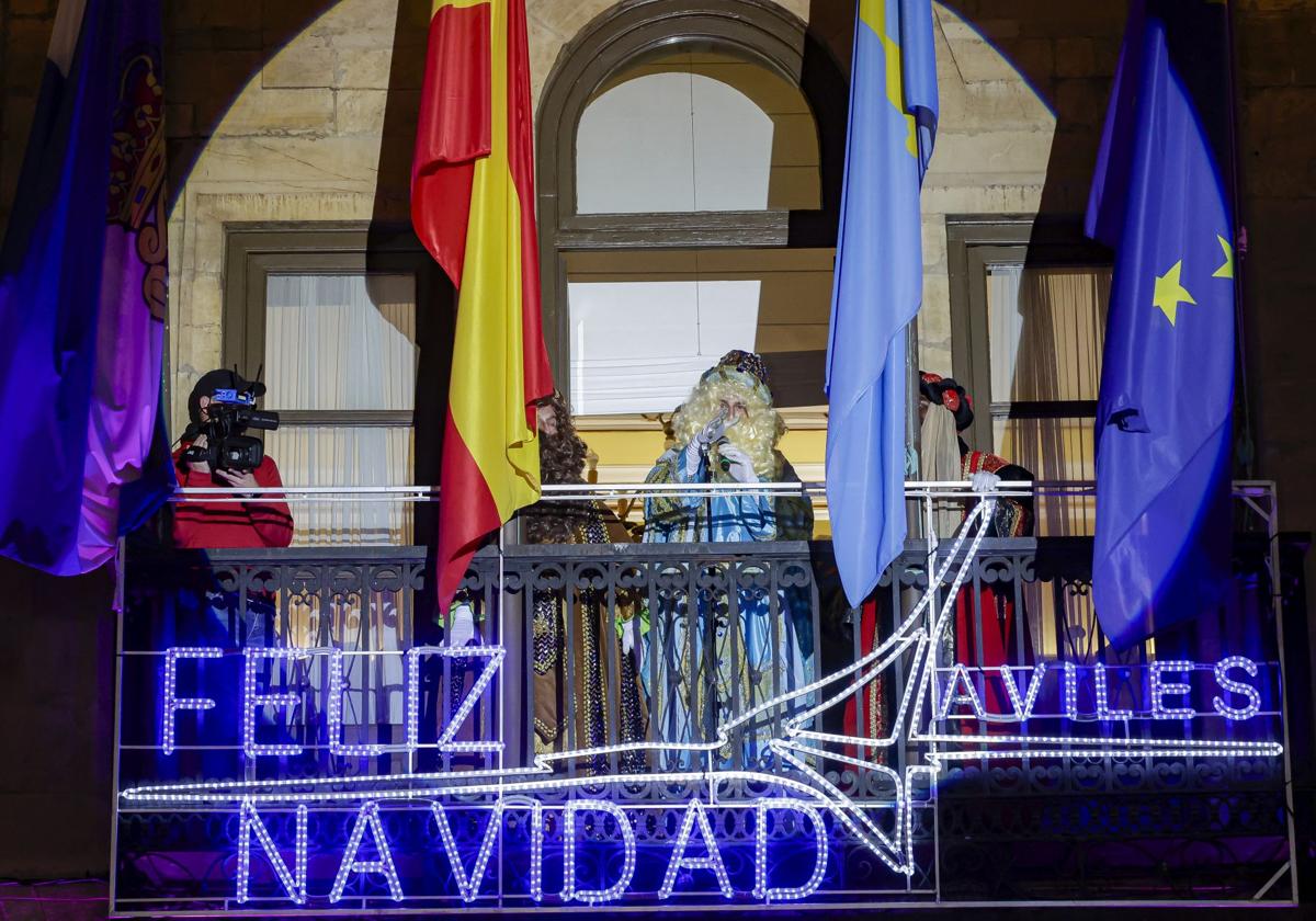 ¡Vivan los Reyes Magos!: Avilés estalla de ilusión en una cabalgata mágica