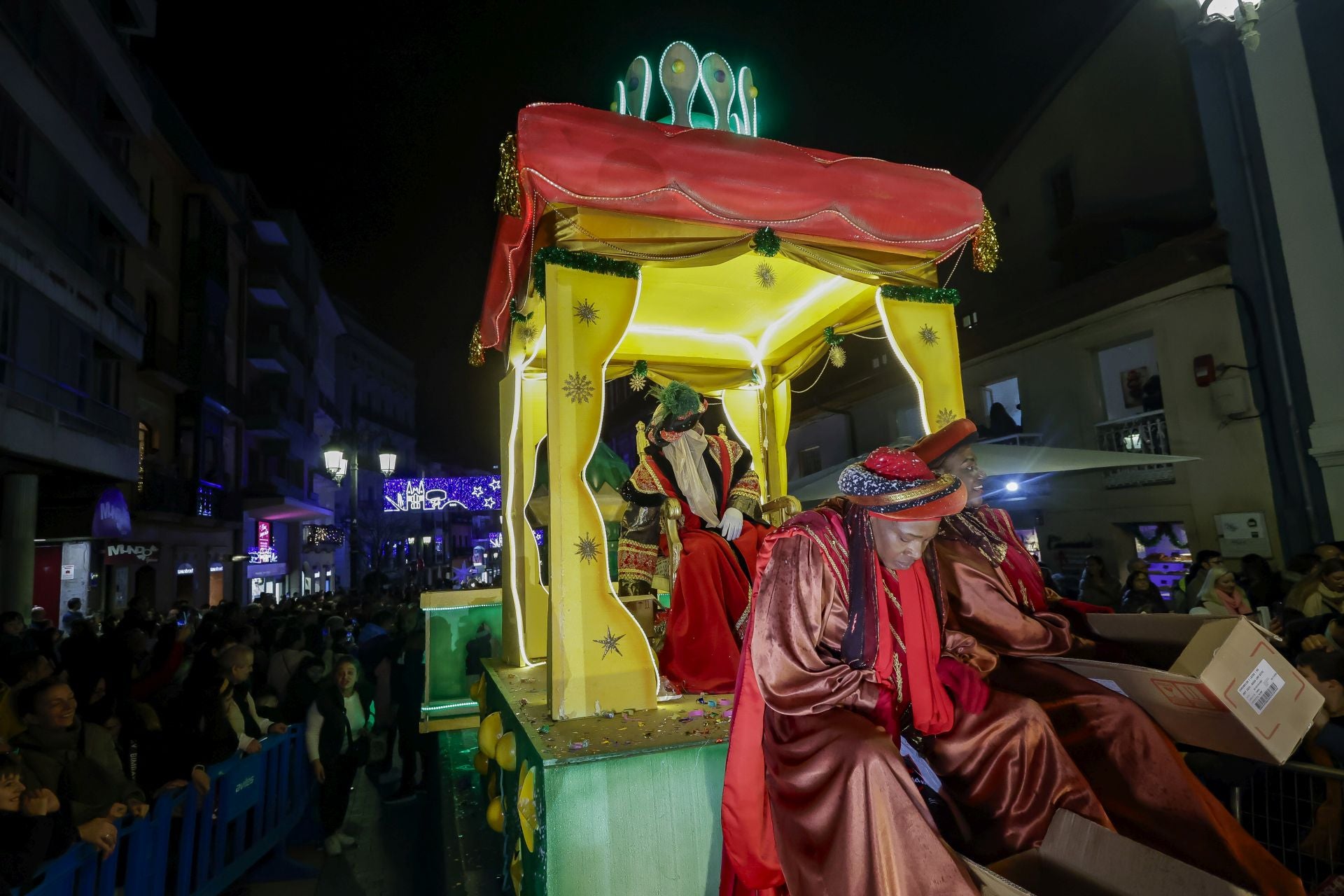 ¡Vivan los Reyes Magos!: Avilés estalla de ilusión en una cabalgata mágica