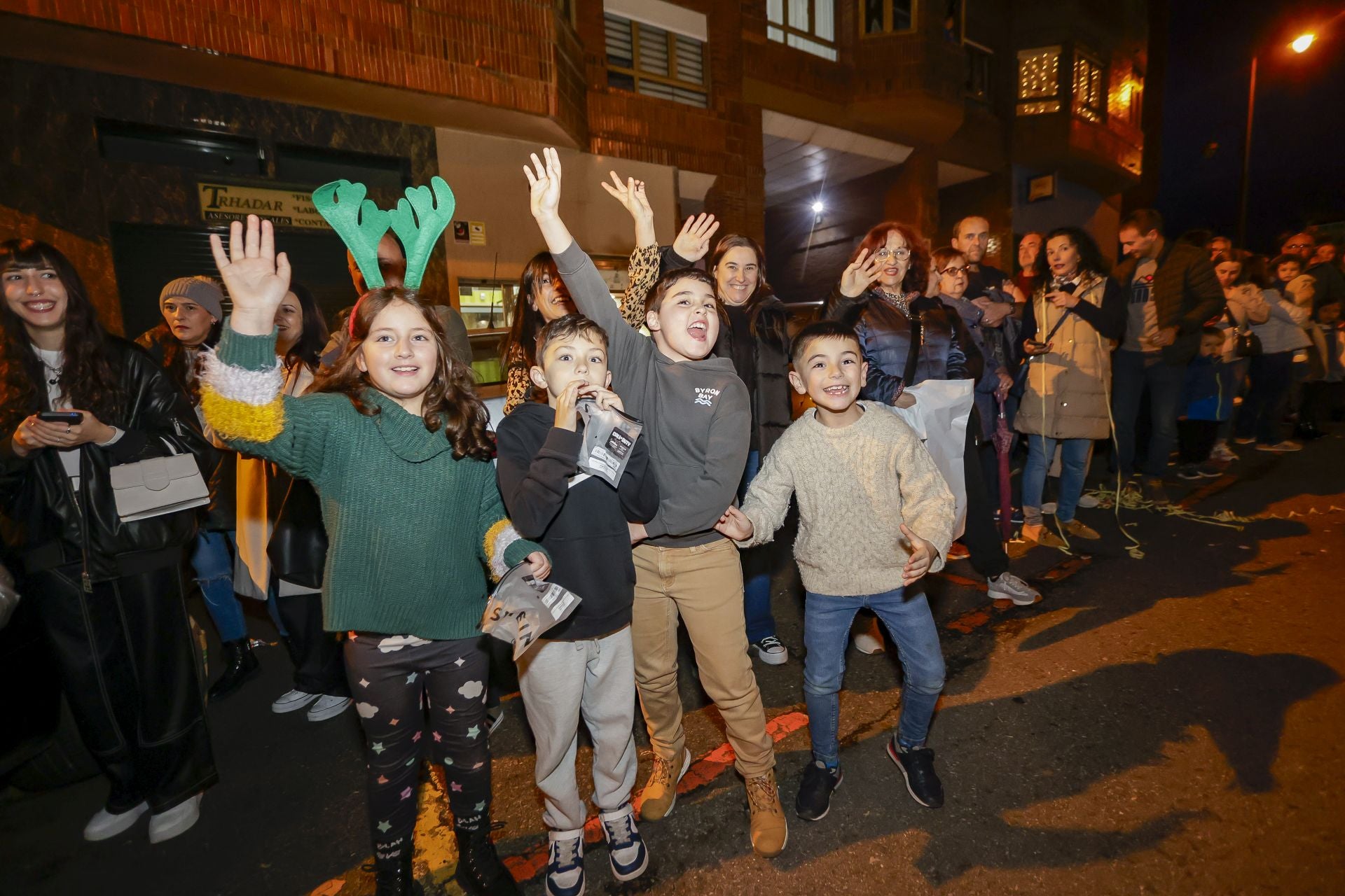 ¡Vivan los Reyes Magos!: Avilés estalla de ilusión en una cabalgata mágica