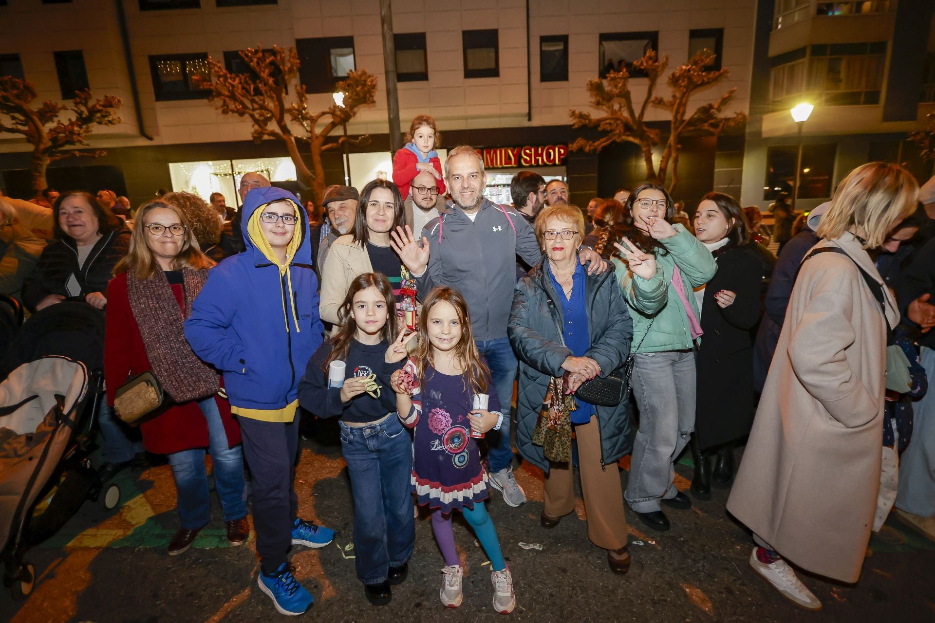 ¡Vivan los Reyes Magos!: Avilés estalla de ilusión en una cabalgata mágica