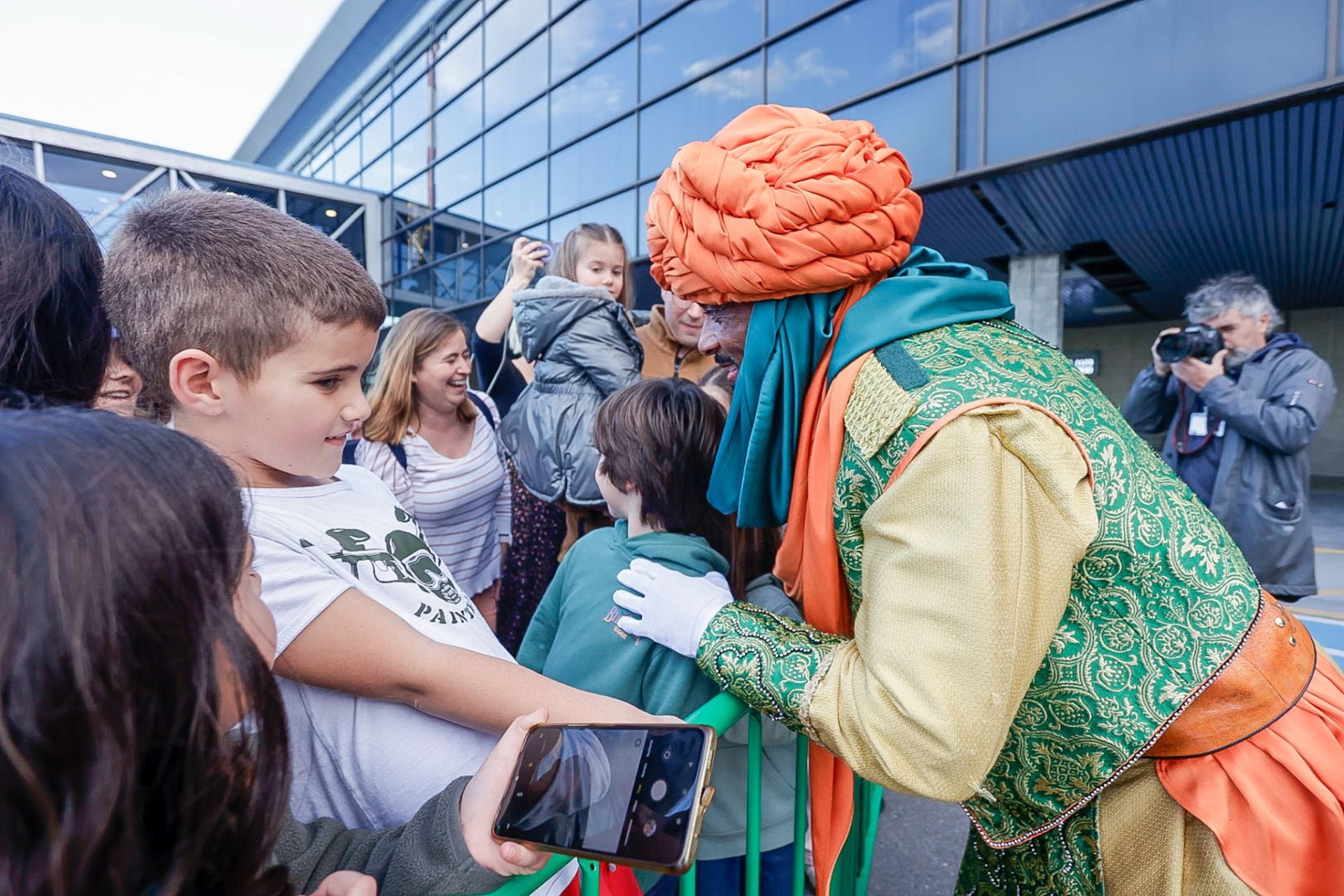 Multitudinario recibimiento a los Reyes Magos en el aeropuerto de Asturias