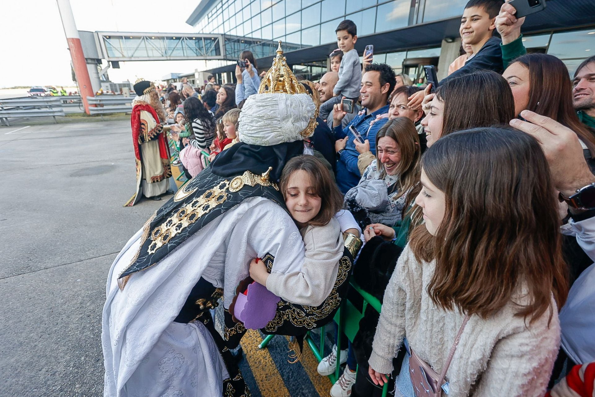 Multitudinario recibimiento a los Reyes Magos en el aeropuerto de Asturias