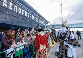 Así fue la llegada de los Reyes Magos al aeropuerto de Asturias.