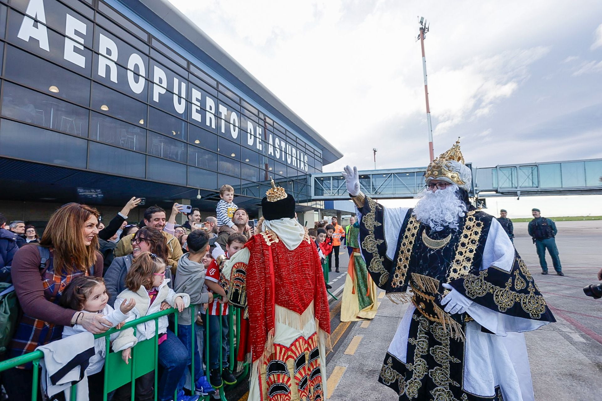 Multitudinario recibimiento a los Reyes Magos en el aeropuerto de Asturias