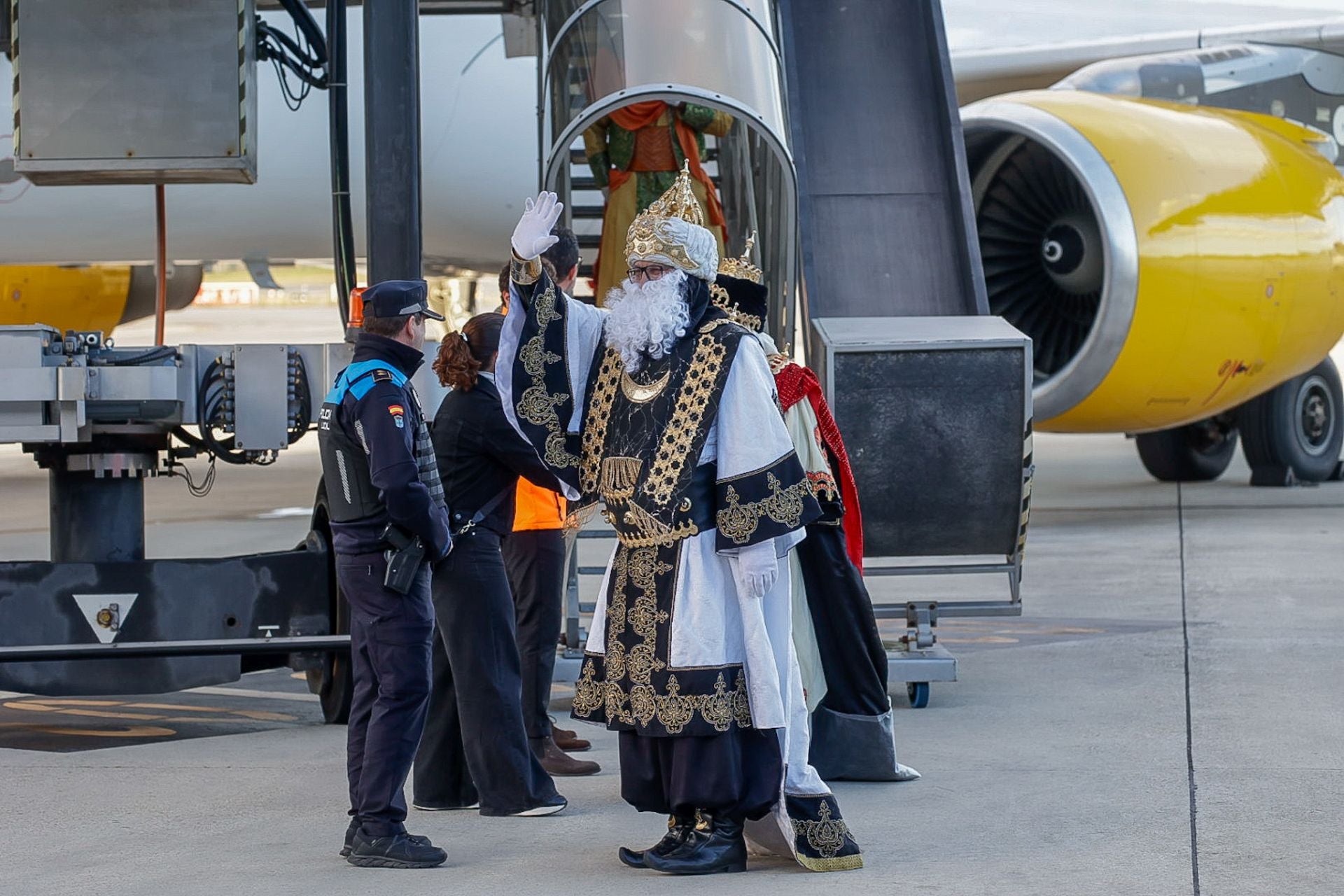 Multitudinario recibimiento a los Reyes Magos en el aeropuerto de Asturias