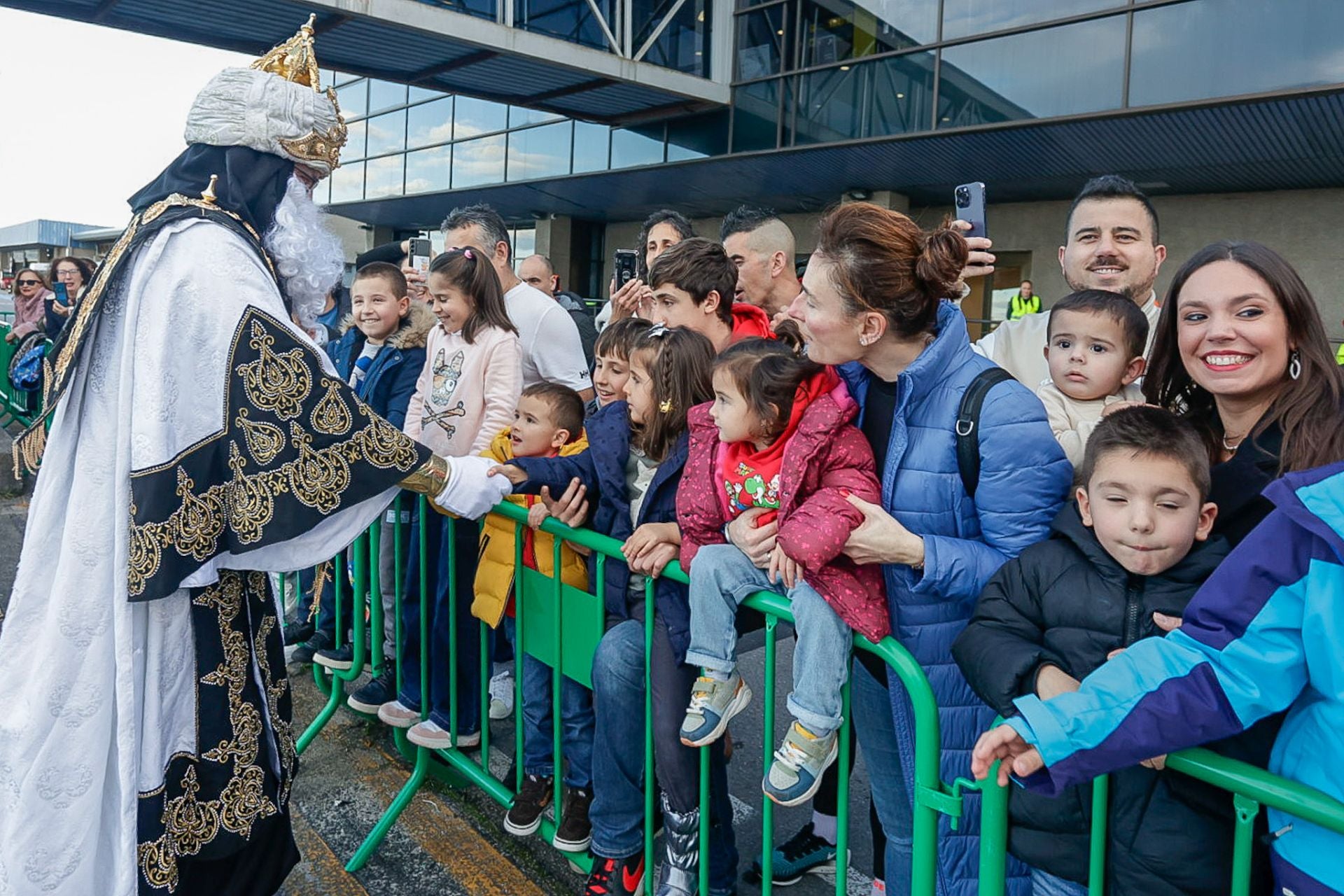 Multitudinario recibimiento a los Reyes Magos en el aeropuerto de Asturias