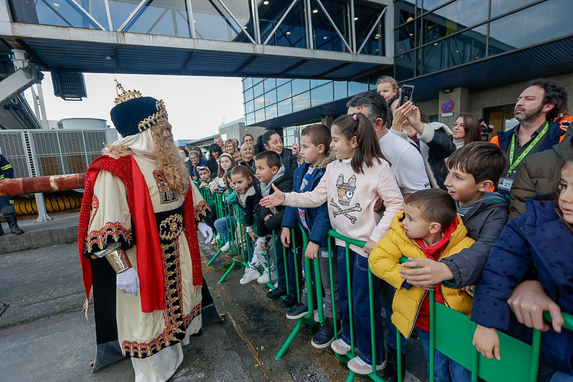 Multitudinario recibimiento a los Reyes Magos en el aeropuerto de Asturias