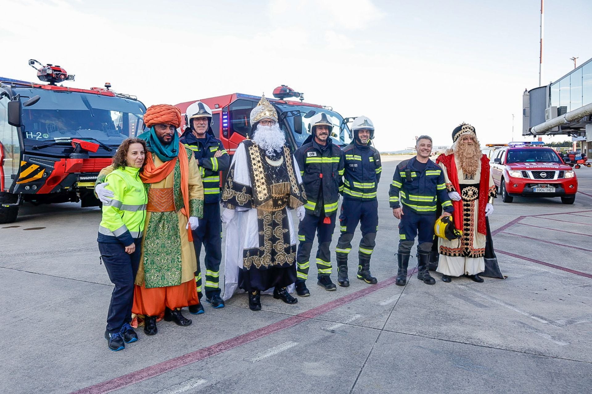 Multitudinario recibimiento a los Reyes Magos en el aeropuerto de Asturias