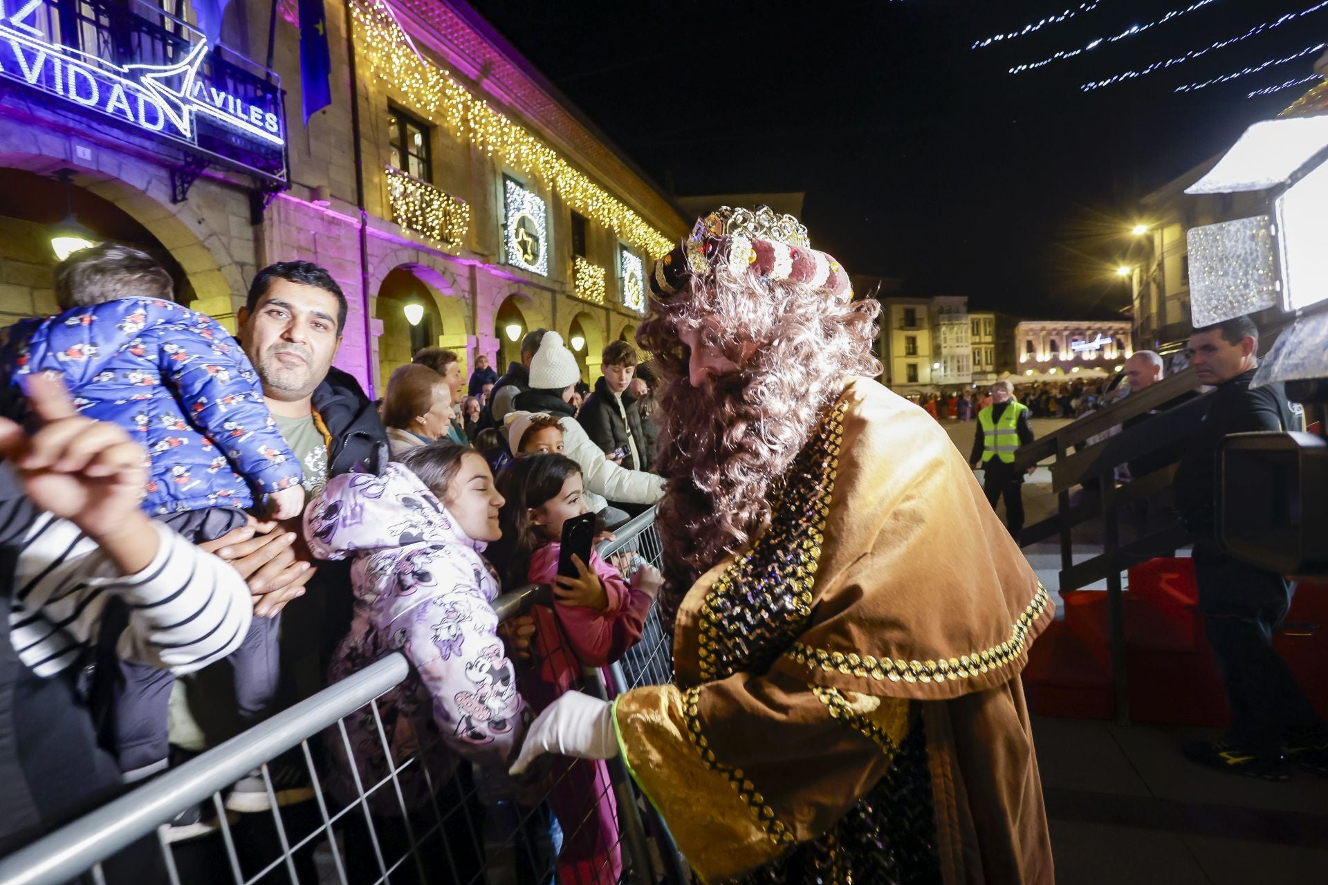 ¡Vivan los Reyes Magos!: Avilés estalla de ilusión en una cabalgata mágica