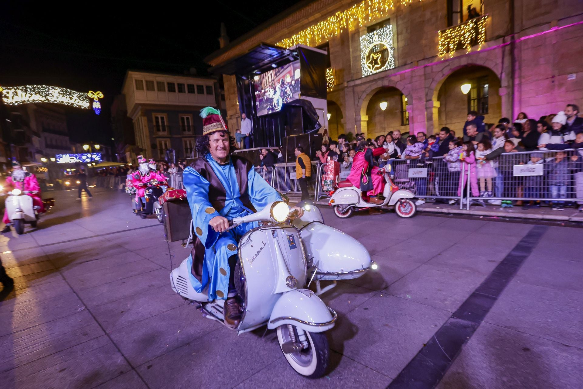 ¡Vivan los Reyes Magos!: Avilés estalla de ilusión en una cabalgata mágica