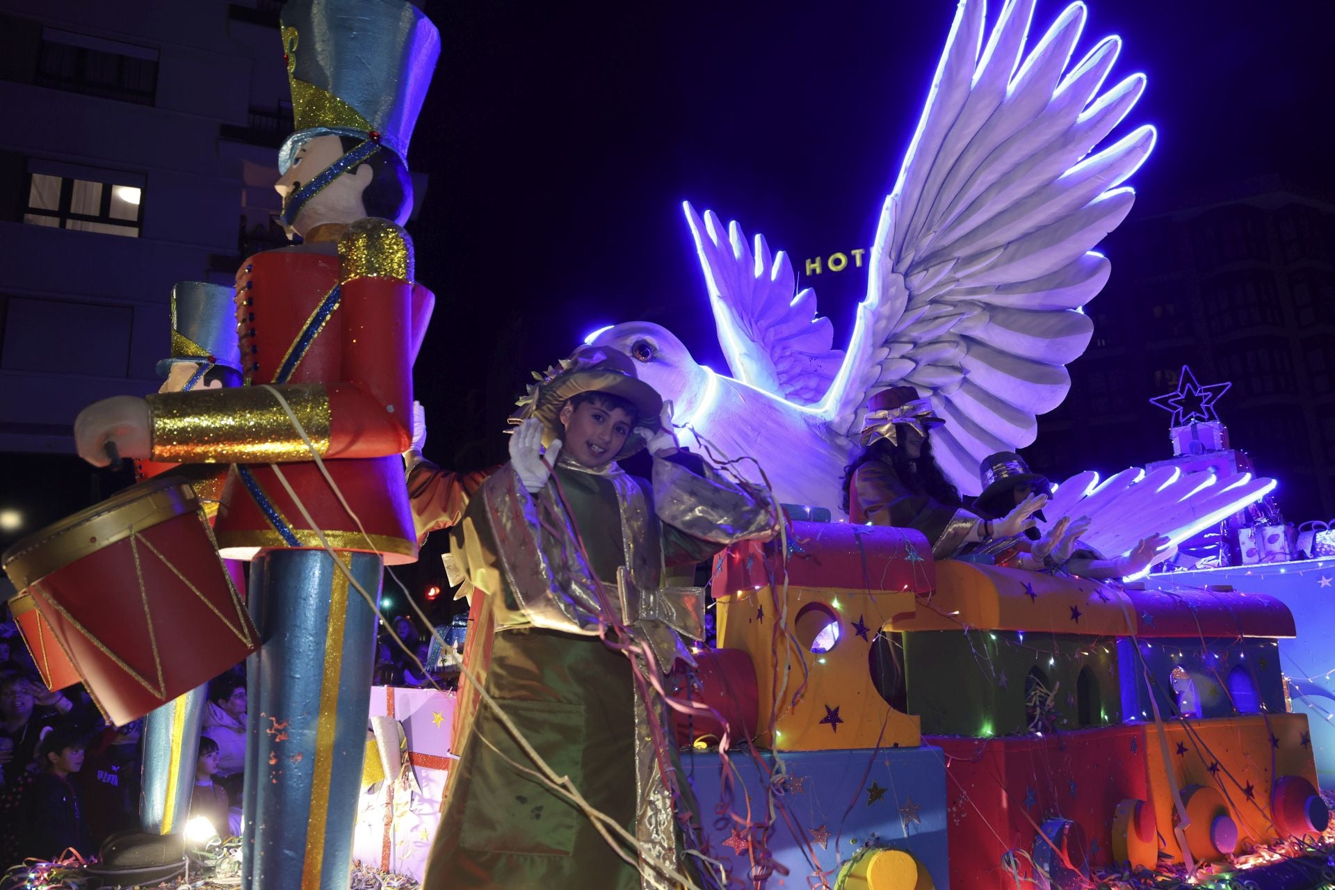 Los Reyes Magos regalan alegría en Gijón en una cabalgata mágica