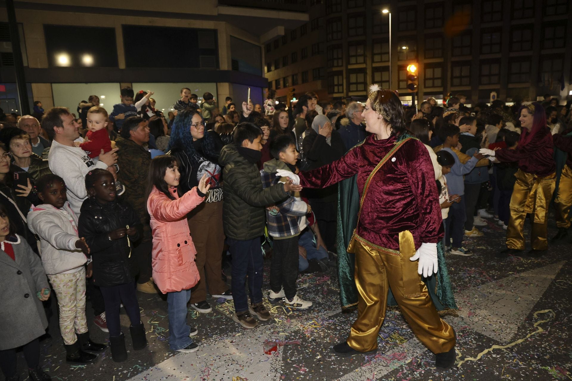 Los Reyes Magos regalan alegría en Gijón en una cabalgata mágica