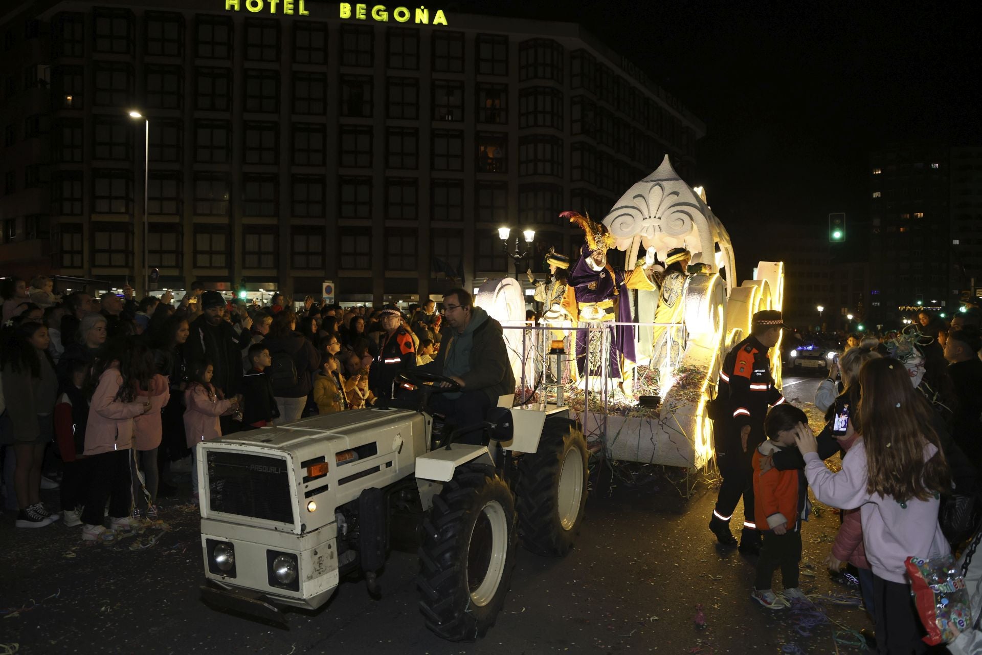 Los Reyes Magos regalan alegría en Gijón en una cabalgata mágica