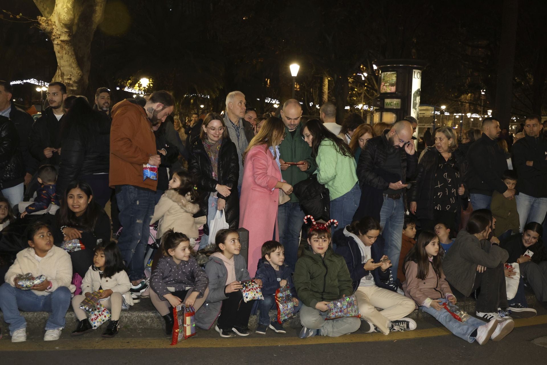 Los Reyes Magos regalan alegría en Gijón en una cabalgata mágica