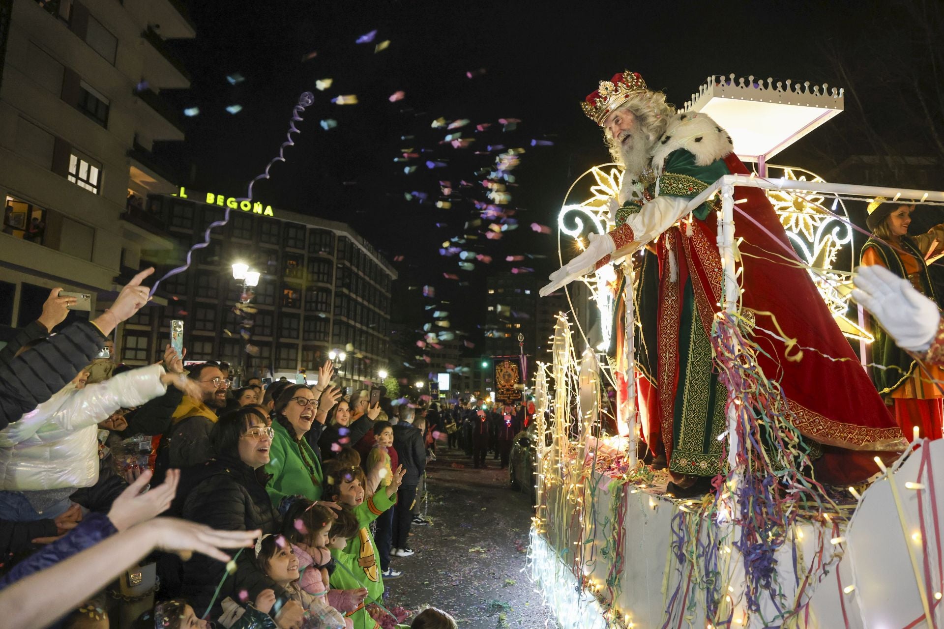 Los Reyes Magos regalan alegría en Gijón en una cabalgata mágica