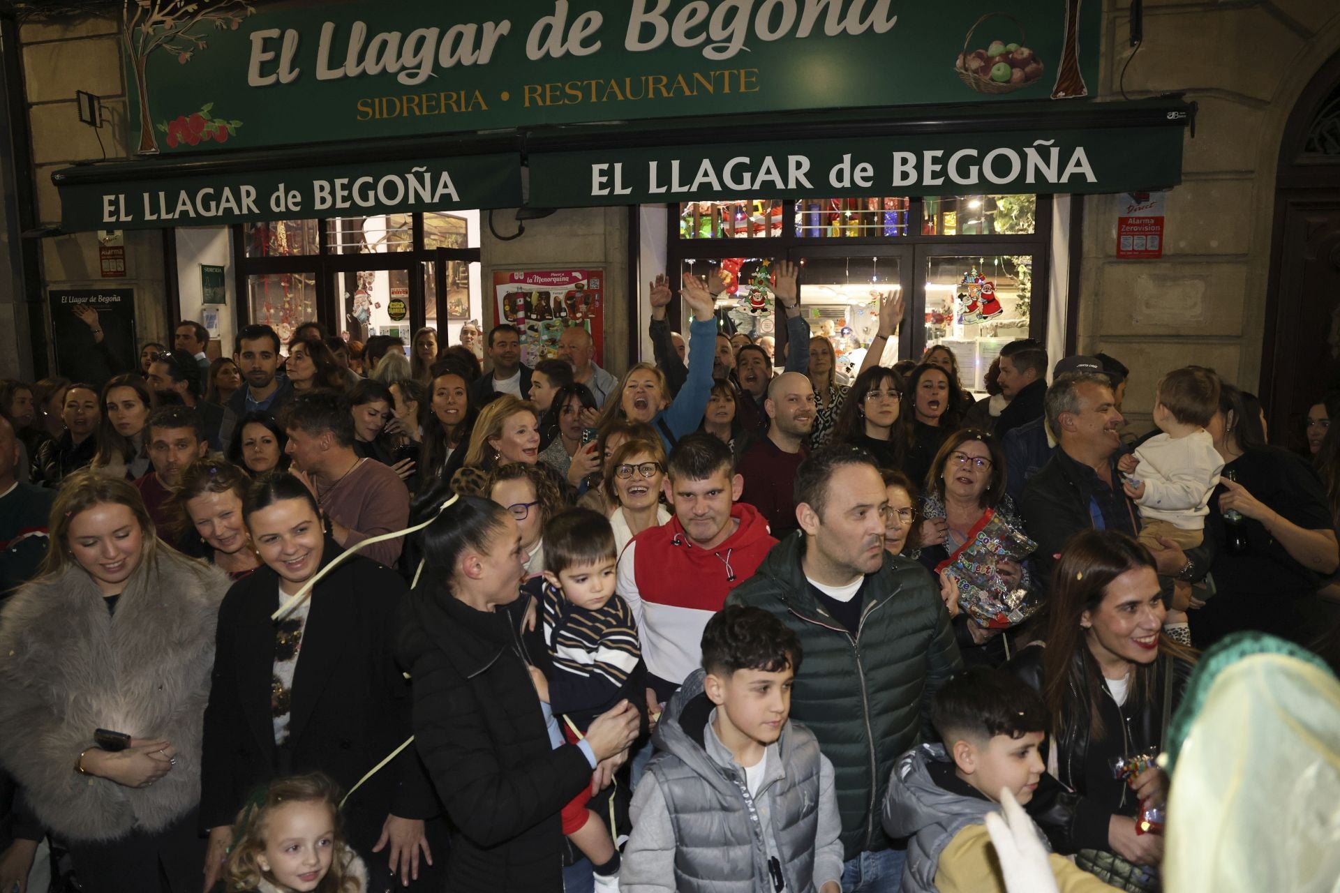 Los Reyes Magos regalan alegría en Gijón en una cabalgata mágica