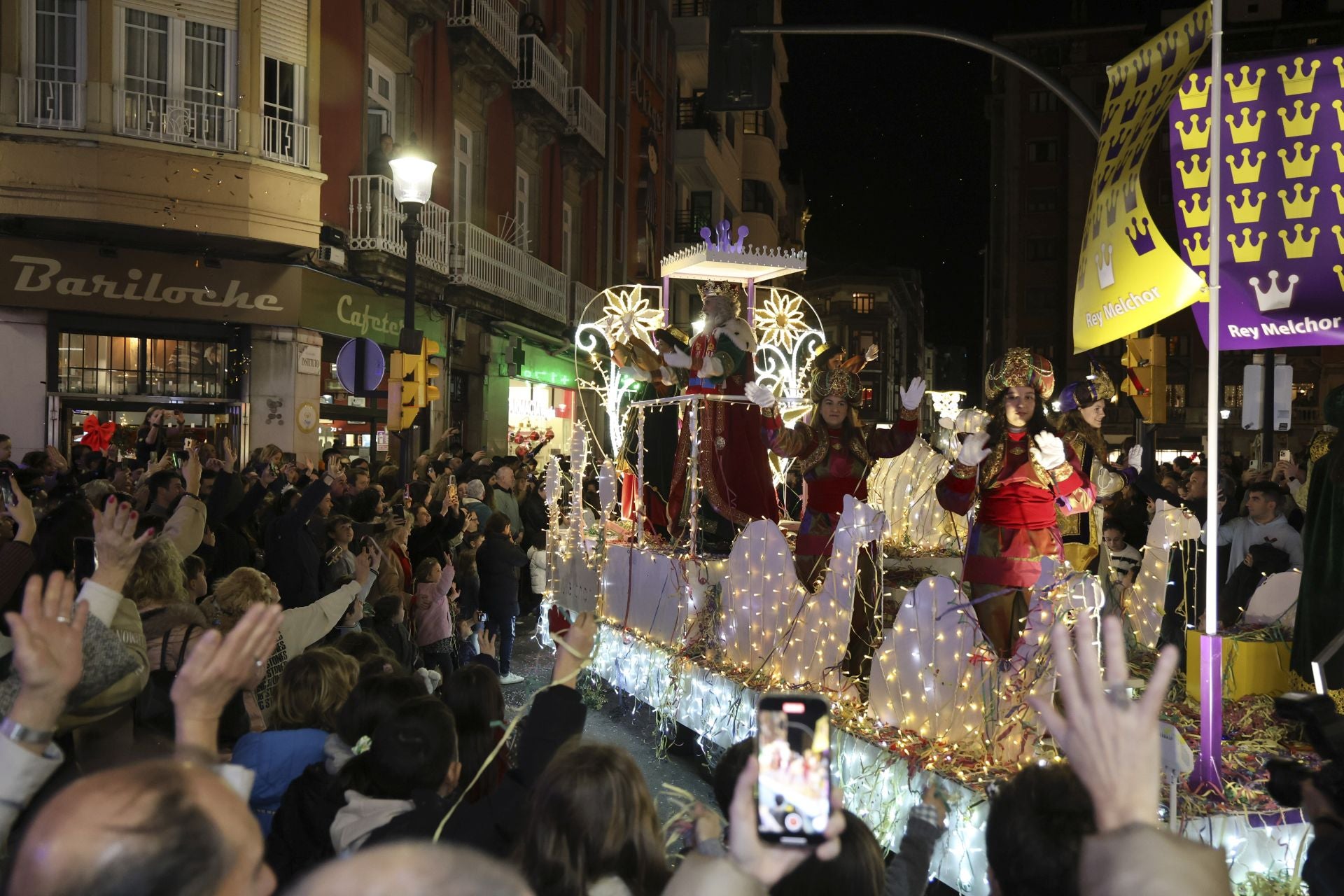 Los Reyes Magos regalan alegría en Gijón en una cabalgata mágica