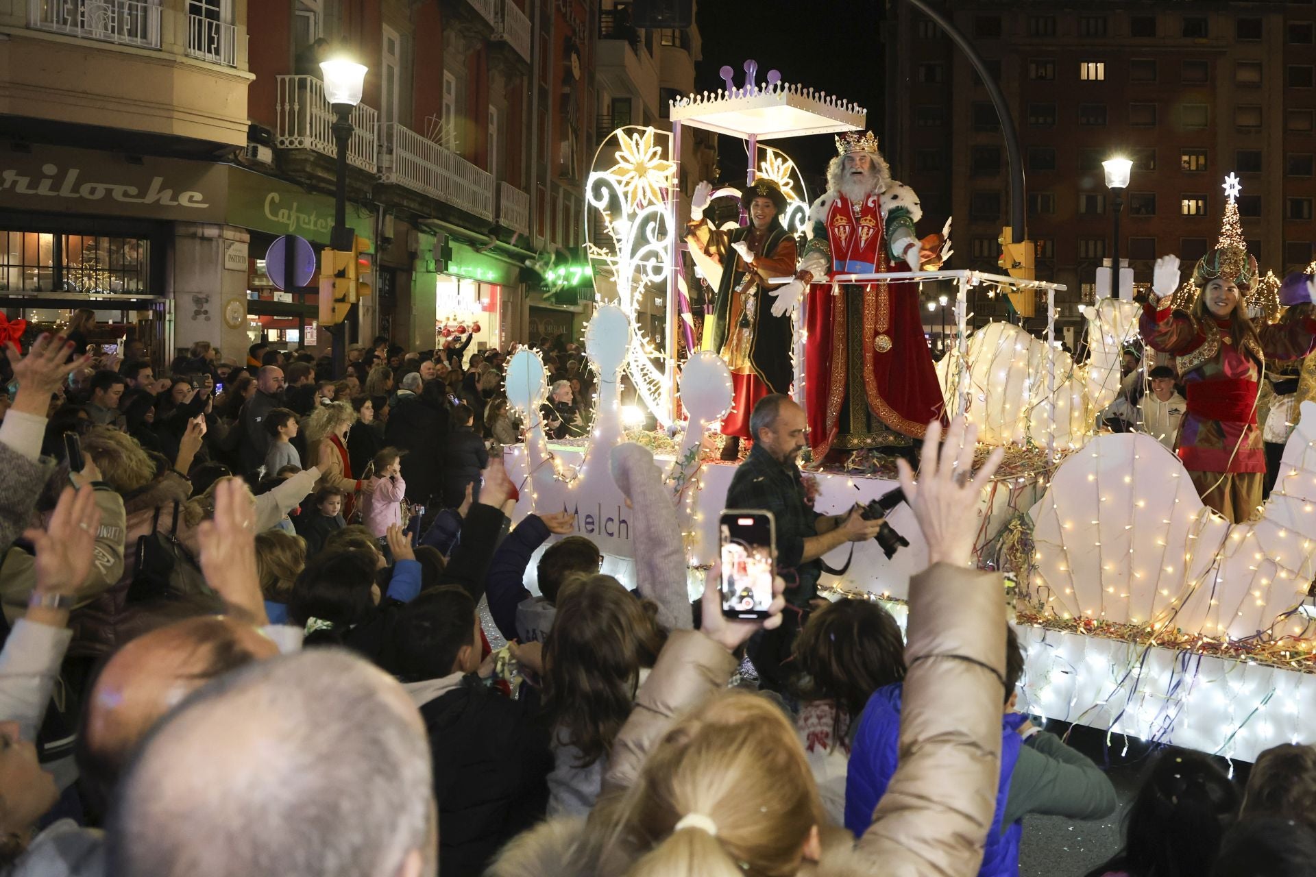 Los Reyes Magos regalan alegría en Gijón en una cabalgata mágica