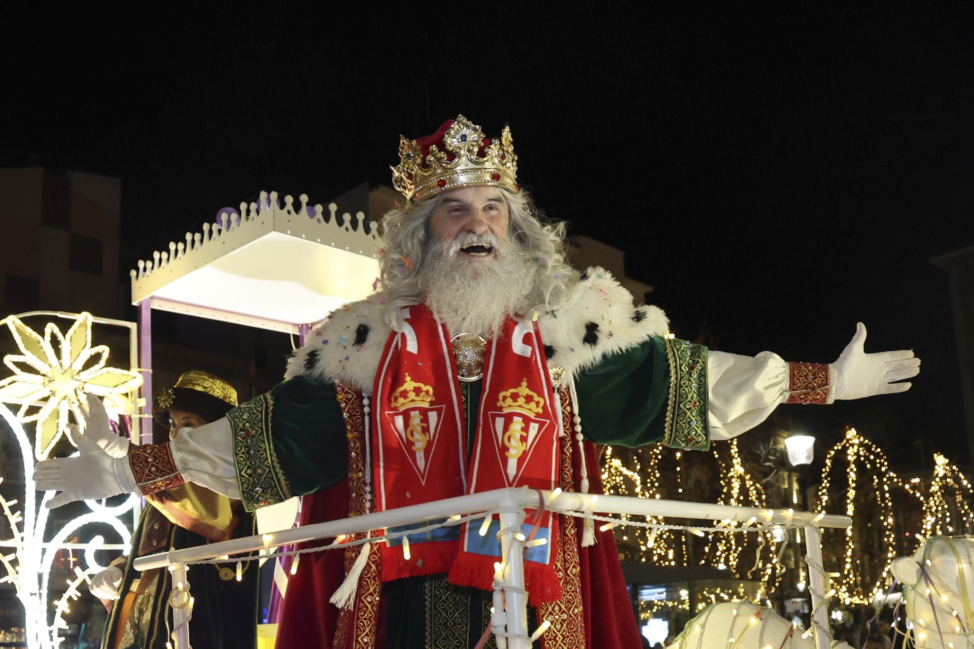 Los Reyes Magos regalan alegría en Gijón en una cabalgata mágica