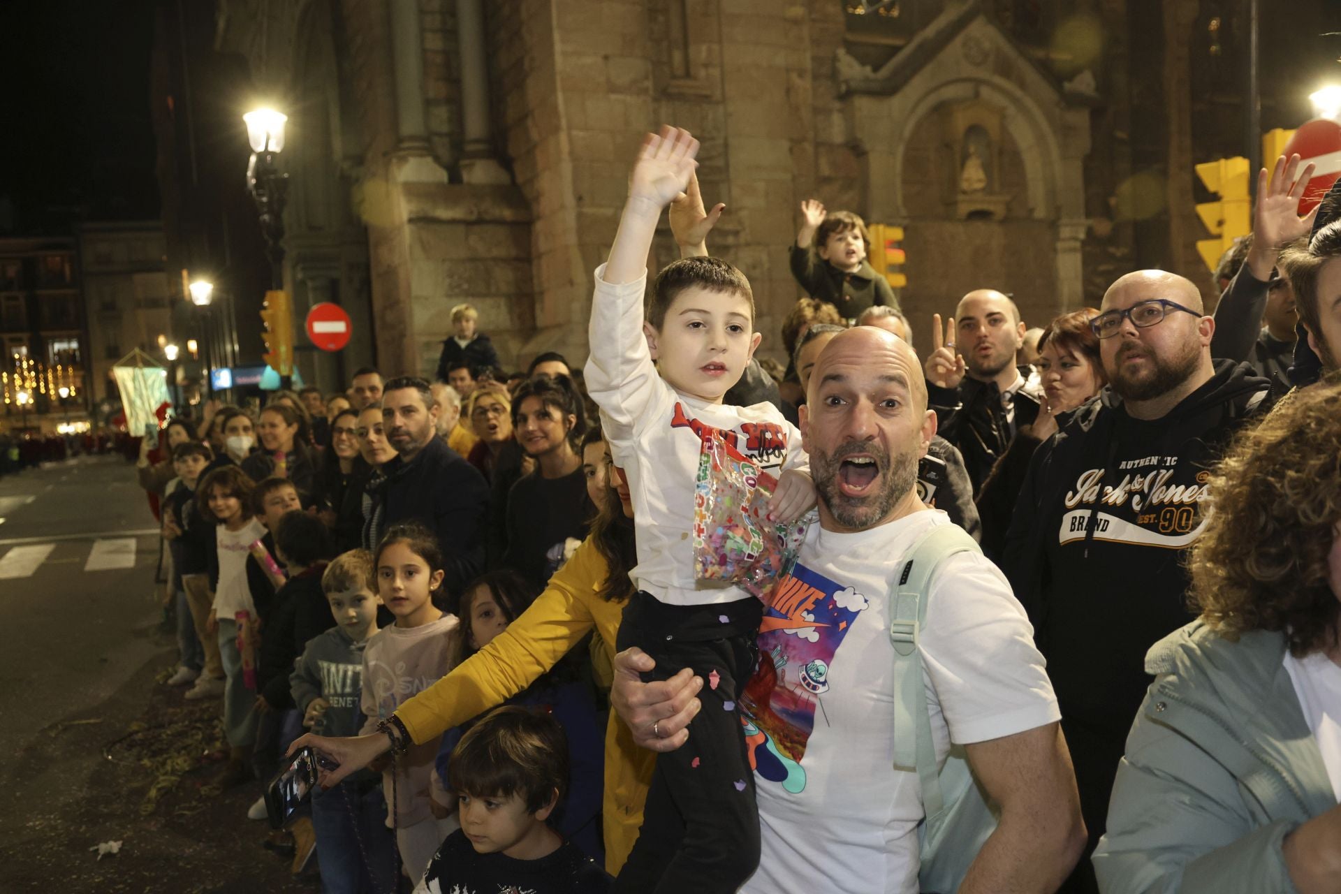 Los Reyes Magos regalan alegría en Gijón en una cabalgata mágica