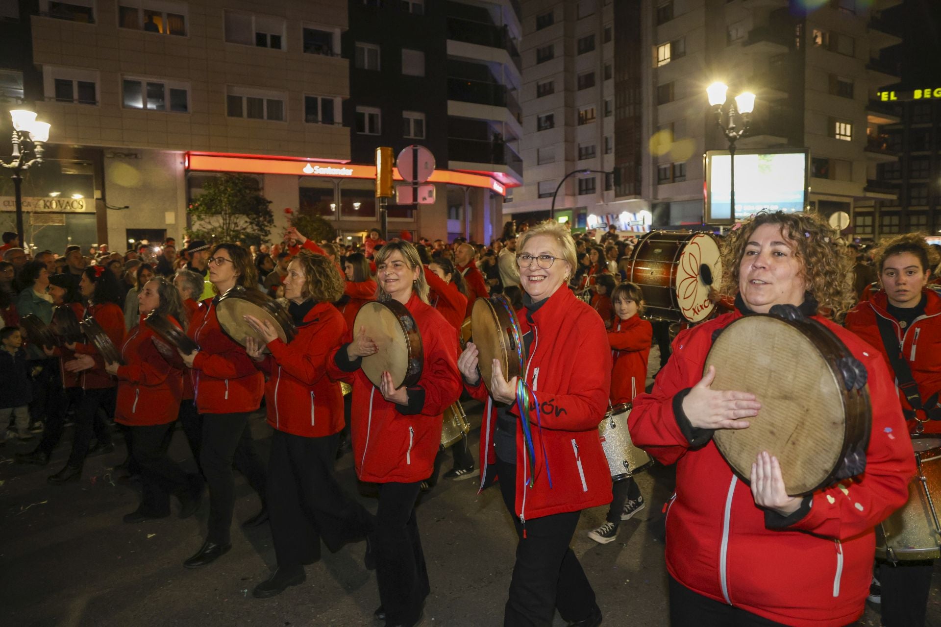 Los Reyes Magos regalan alegría en Gijón en una cabalgata mágica