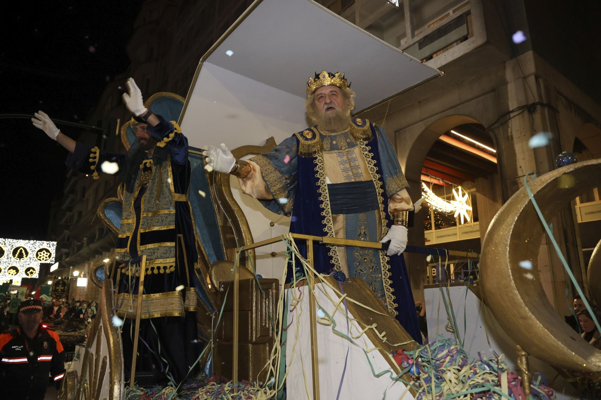 Los Reyes Magos regalan alegría en Gijón en una cabalgata mágica