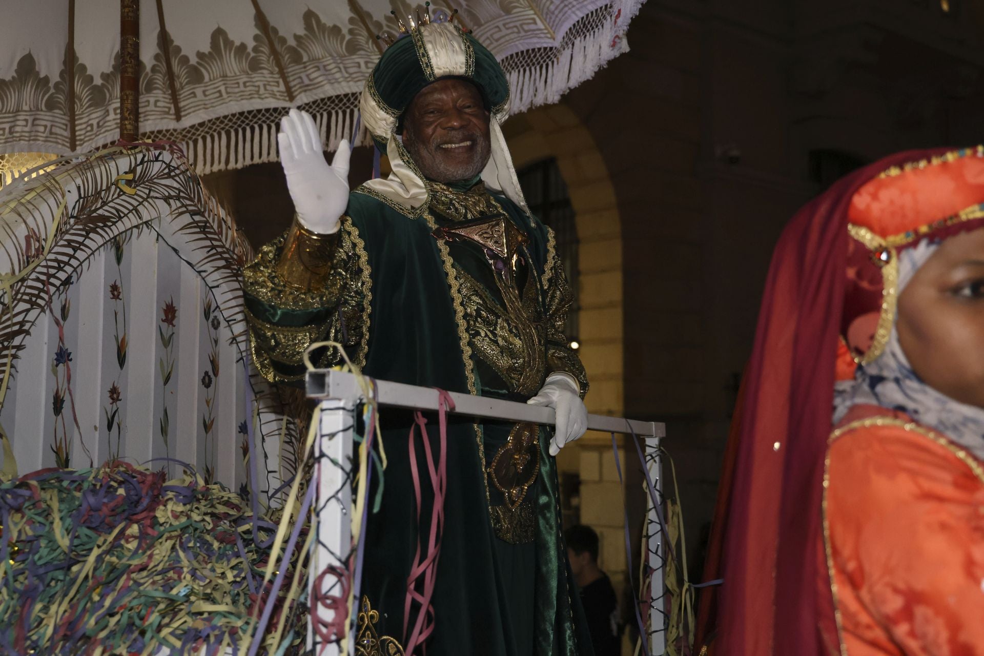 Los Reyes Magos regalan alegría en Gijón en una cabalgata mágica